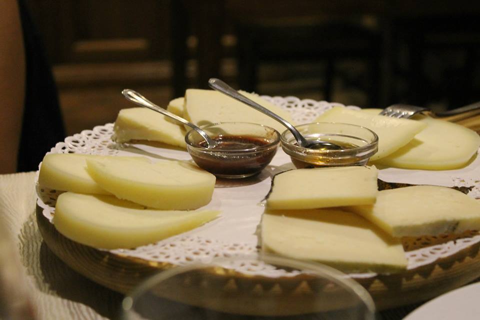 tagliere di formaggi con miele e confetture 